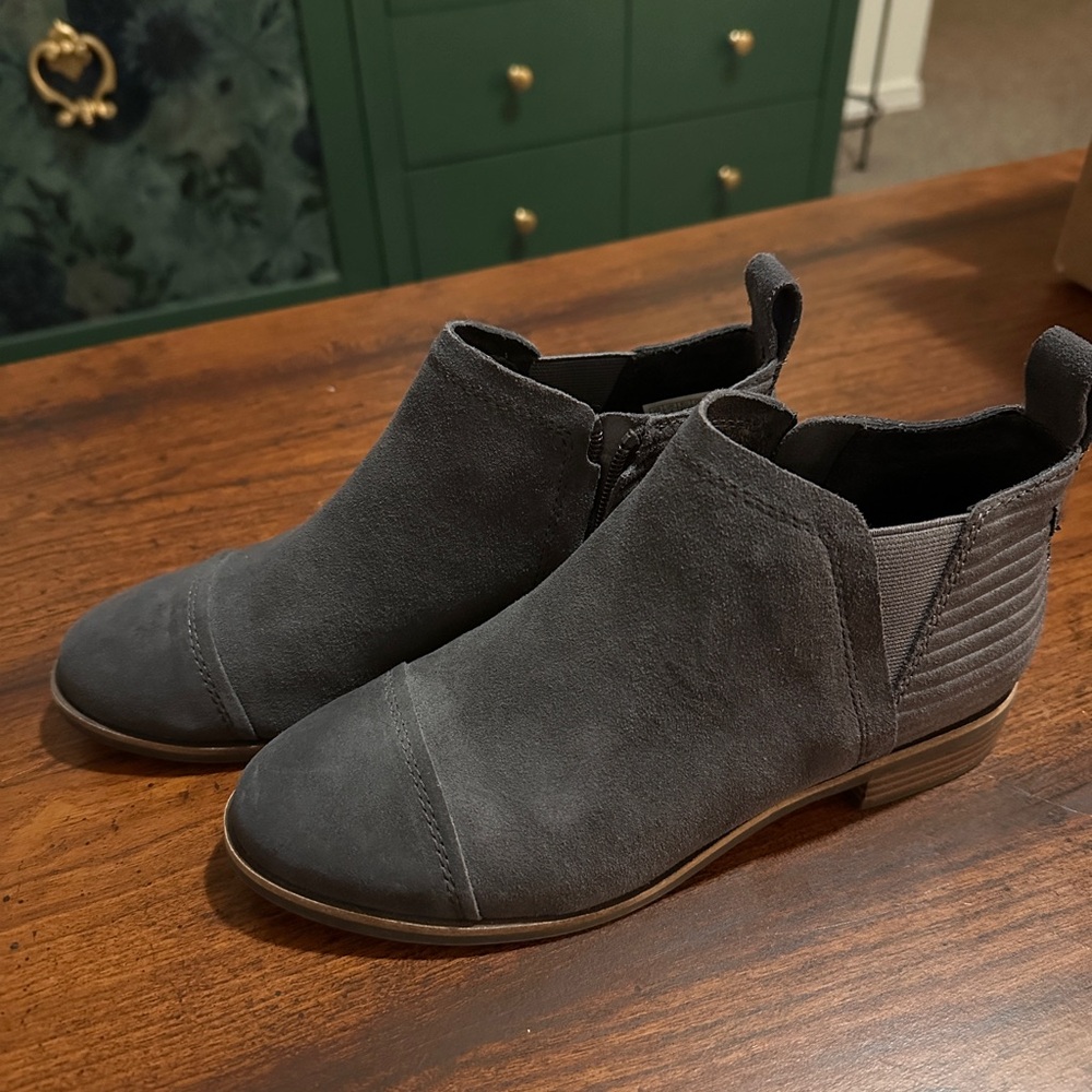 NEVER WORN — Toms Reese Gray Suede Ankle Boots